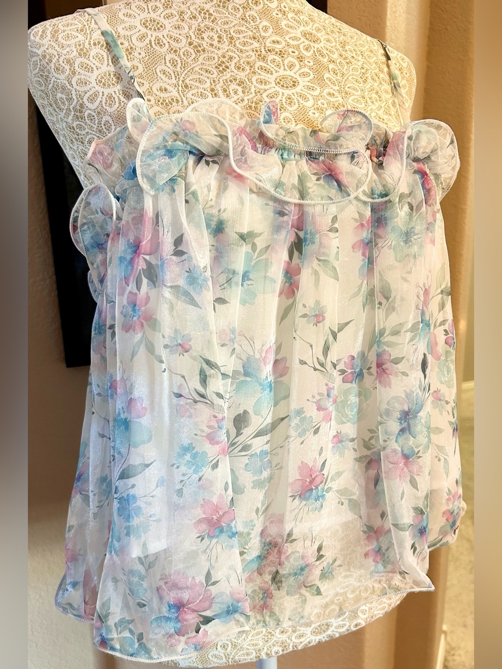 LUSH Floral Print Organza Ruffle Tank Top
Size XS (fits sm & med also) NWOT